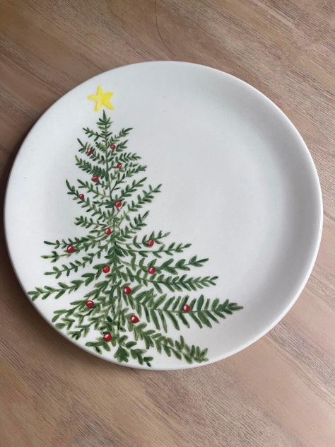 Christmas Pottery Painting Plate, Paint Your Own Pottery Christmas, Winter Pottery Painting Ideas, Easy Christmas Pottery Painting Ideas, Color Me Mine Christmas Ideas, Pottery Painting Christmas Ideas, Christmas Plate Painting, Winter Pottery Painting, Ceramic Platter Painting Ideas