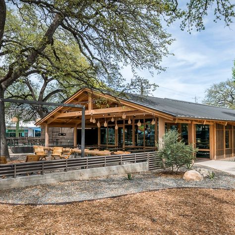 Loro — Restaurant Review | Condé Nast Traveler Bbq Restaurant Design, Restaurant Remodel, Farm Restaurant, Top 10 Restaurants, Outdoor Restaurant Design, Restaurant Exterior, Resort Architecture, Austin Food, Texas House