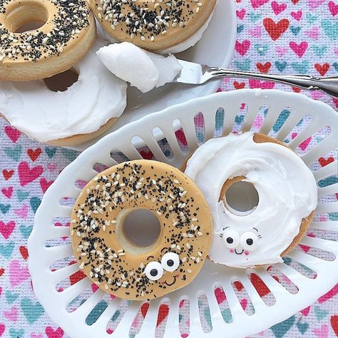 SSB Inspiration Page on Instagram: “Today is National Bagel Day! So, in addition to admiring these adorably creative bagel cookies that @sueofmunchkinmunchies made with a…” Sweet Sugarbelle, Food Cookies, Cookie Inspiration, Cookies Decorated, Decorated Cookies, Bagels, Sugar Cookies Decorated, Cookie Decorating, Sugar Cookies