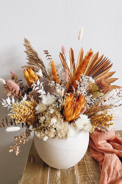 Dry Flowers Arrangements Ideas, Outside Fall Decor, Flower Picture, Fall Flower Arrangements, Fall Floral Arrangements, Fall Arrangements, Fall Thanksgiving Decor, Deco Floral, Dried Floral