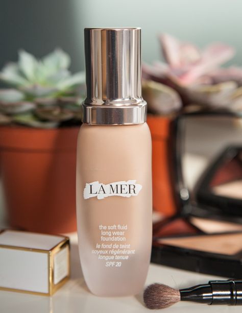 La Mer the soft fluid Long Wear foundation by Emma Miranda Moore for Disneyrollergirl. La Mer Soft Fluid Long Wear Foundation is a light but creamy foundation formula containing the signature La Mer ‘miracle broth’ for added hydration/ Although it goes on slightly pink-tinged at first, it seems to adapt to my skin tone. Read more on Disneyrollergirk La Mer Foundation, Beauty Recommendations, Creamy Foundation, Miracle Broth, Long Wear Foundation, The Best Foundation, Kawaii Makeup, Too Faced Foundation, Coffee Shop Design