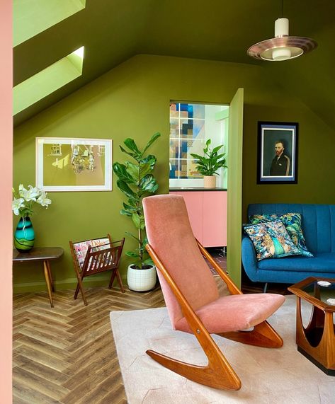 Green Sofa Living, Loft Room, Green Walls, Home Remodel, Colour Pattern, Living Room Green, Design Sofa, Green Interiors, Green Rooms