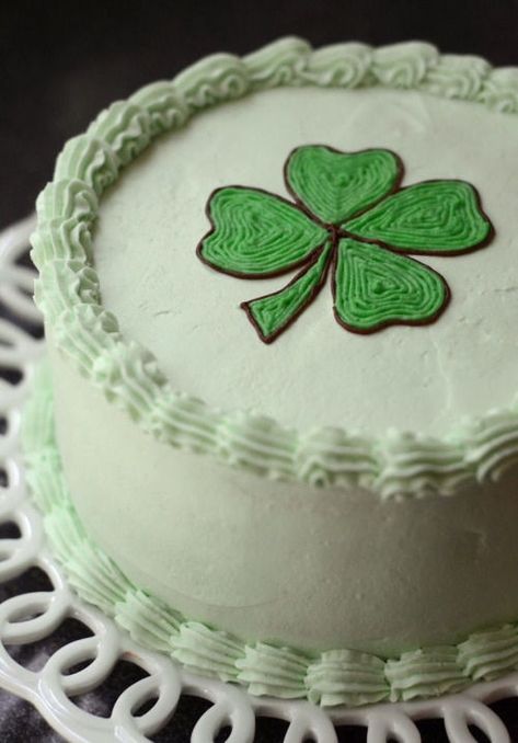 St Patrick Party Food, Clover Cake, St Patrick's Day Appetizers, Irish Cream Cake, St Patricks Day Cakes, Mint Chocolate Cake, Money Cake, St Patricks Day Food, Green Cake