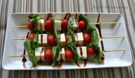 Salad On A Stick, Salad Skewers, Salad Spinach, Caprese Skewers, Food On Sticks, Savory Salads, Balsamic Dressing, Vegan Appetizers, Entertaining Recipes