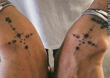 Zoe Kravitz Tattoos, Unique Hand Tattoos, Simple Hand Tattoos, Side Hand Tattoos, Mandala Hand Tattoos, Butterfly Hand Tattoo, Tato Henna, Zoë Kravitz, Tattoo Wrist