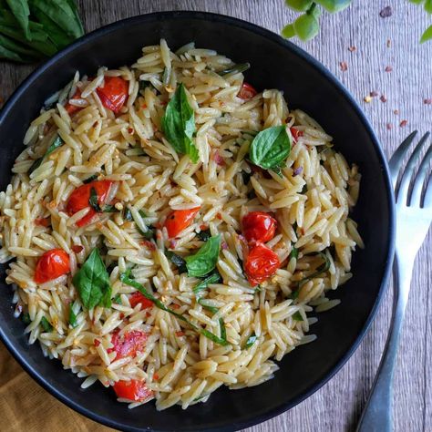 This easy and simple Roasted Tomato Orzo needs to be a summertime staple in your home. Made with cherry tomatoes, fresh basil and lemon juice. Tomato Orzo, How To Make Spaghetti, Pasta Side Dishes, Pumpkin Pasta, Pasta Sides, Garlic Pasta, Dinner Side Dishes, Bread Appetizers, Roasted Tomato