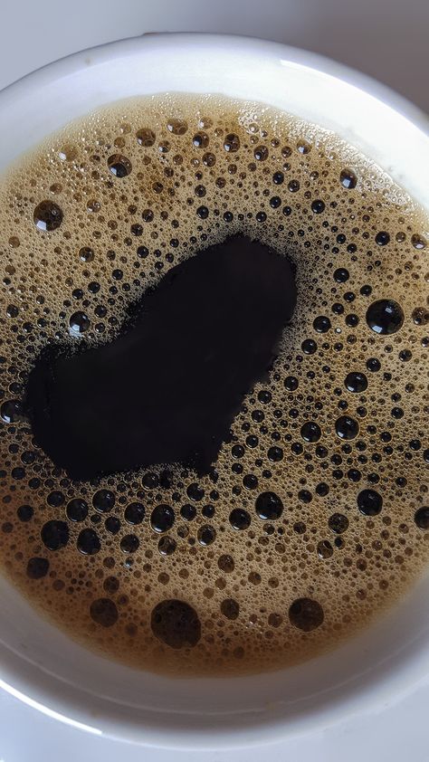 Craving Coffee, Drinking Black Coffee, Americano Coffee, Beautiful Wallpapers For Iphone, Coffee Instagram, Real Coffee, Coffee Obsession, Alcohol Aesthetic, Aesthetic Coffee