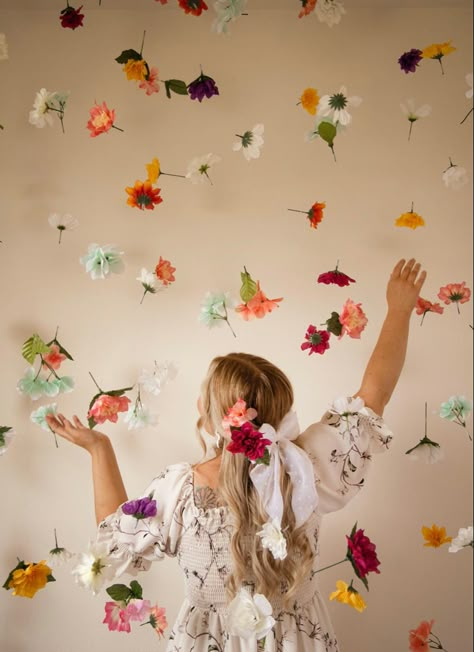 Flower Room Photoshoot, Flower Power Photoshoot, Flower Curtain Photoshoot, Spring Photobooth Ideas, Floating Floral Backdrop, Fake Flower Photoshoot, Flower Aesthetic Photoshoot, Floating Flowers Photoshoot, Hanging Flowers Photoshoot