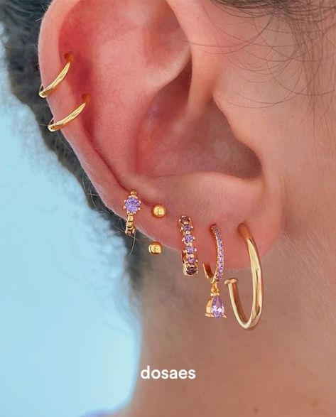 Cute Ear Jewelry, Pearsings Ear Ideas, Piercings Oreja Aesthetic, 4th Piercing, Multiple Ear Piercings Aesthetic, Aesthetic Ear Piercings, Ušný Piercing, Ear Piercing Cartilage, Bijoux Piercing Septum