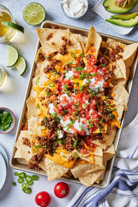 Charcuterie Nacho Board, Nacho Bowl Tortilla Chips, Nacho Plate Ideas, Nachos With Jalapenos, Nacho Platter Recipes, Nachos Food Styling, Mexican Food Nachos, Nacho Dinner Recipes, Making Nachos At Home