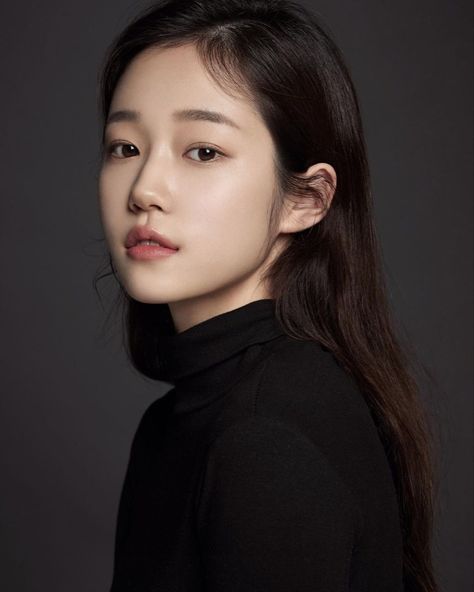 노윤서 @rohyoonseo
https://www.instagram.com/rohyoonseo/
https://www.instagram.com/rys_art__/ Pictorial Poses Photo Shoots Studio, Roh Yoon Seo Photoshoot, Korean Portrait Photography, Korean Profile Picture, 1x1 Picture Formal, Korean Portrait, Korean Photoshoot, Debut Photoshoot, Studio Headshots