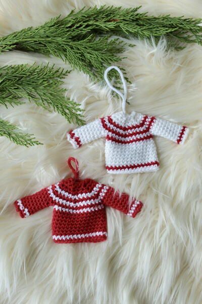 Mini Xmas Crochet Jumper Ornament Crochet Ornament Patterns, Crocheted Christmas, Crochet Jumper, Jumper Patterns, Caron Simply Soft, Crochet Ornaments, Crochet Snowflakes, Crochet Goodies, Christmas Ornament Pattern