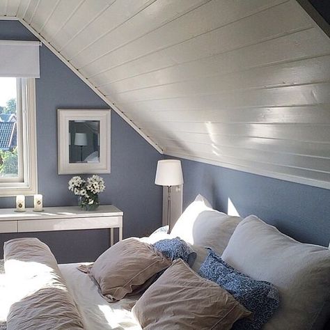 Want to paint my bedroom blue  Credit: @monicahelgesen Slanted Ceiling Bedroom Paint, Slanted Ceiling Bedroom, Dormer Bedroom, Sloped Ceiling Bedroom, Slanted Ceiling, Casa Country, Attic Bedrooms, Attic Renovation, Loft Room