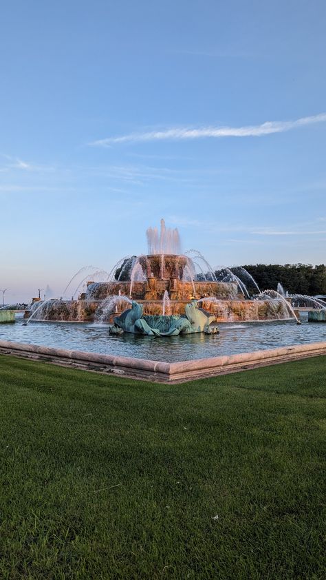 Sunset. One of the largest fountains in the world. Center jet shooting water 150 ft into the air. Four sets of Art Deco style seahorses Buckingham Fountain Chicago, Buckingham Fountain, Chicago Trip, Chicago Aesthetic, Chi Town, Chicago Travel, Luxury Aesthetic, Garden Fountains, Drawing Inspo