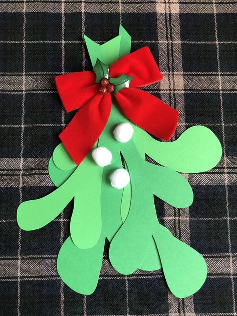 DIY Paper Mistletoe with Template – Crafty Lumberjacks Diy Mistletoe, Paper Mistletoe, Mistletoe Craft, Mistletoe Diy, Christmas Units, Holiday Hack, Cute Decor, Under The Mistletoe, Christmas Kids