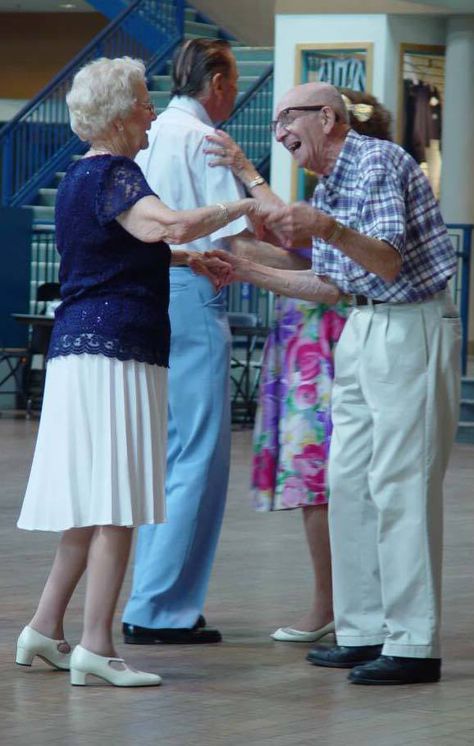 Senior Citizen Humor, Funny Old People, Dance Like No One Is Watching, Growing Old Together, Shall We Dance, The Golden Years, People Dancing, Elderly People, Citizen Watch