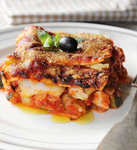 Zucchini lasagna cod image | eatwell101.com Healthy Fish Dinner Recipes, Healthy Fish Dinners, Seafood Lasagna Recipes, Classic Lasagna Recipe, Bbq Party Food, Recipe Zucchini, Pescetarian Recipes, Meat Lasagna, Quick Pasta Recipes