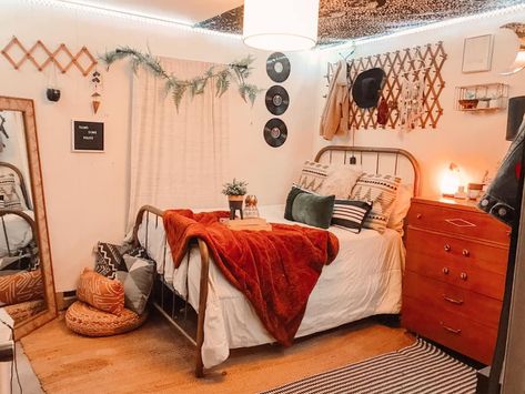 Bohemian bedroom with natural elements and orange, brown accent colors Orange Boho Bedroom, Orange Dorm Room, Burnt Orange Bedroom, Orange Bedroom Decor, Western Bedrooms, Green Bedroom Design, Orange Rooms, Orange Bedroom, Sage Green Bedroom