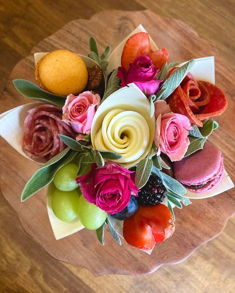 Charcuterie bouquet Charcuterie Bouquet, Charcuterie Lunch, Charcuterie Food, Amazing Food Platters, Veggie Art, Catering Food Displays, Charcuterie Gifts, Food Artists, Holiday Dinner Party