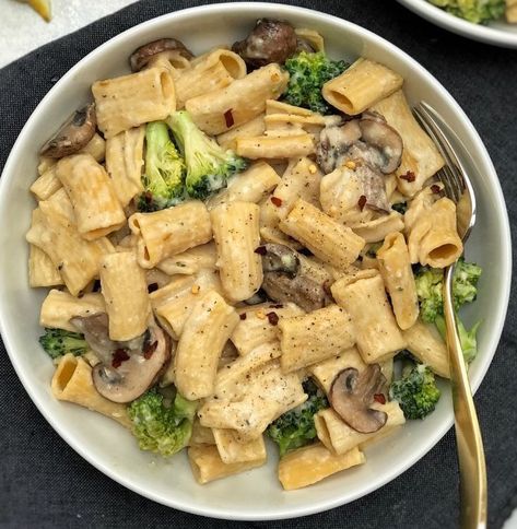 Broccoli Rigatoni, Lemon Garlic Cream Sauce, Mushroom Broccoli, Sommer Mad, Garlic Cream Sauce, Vegan Mushroom, Broccoli Pasta, Rigatoni, Cream Sauce