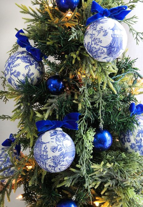 Diy Chinoiserie Ornaments, Diy Chinoiserie, Chinoiserie Ornaments, Old Ornaments, Chinoiserie Christmas, Blue And White Chinoiserie, Blue Green Gold, Traditional Interior Design, Blue Tree