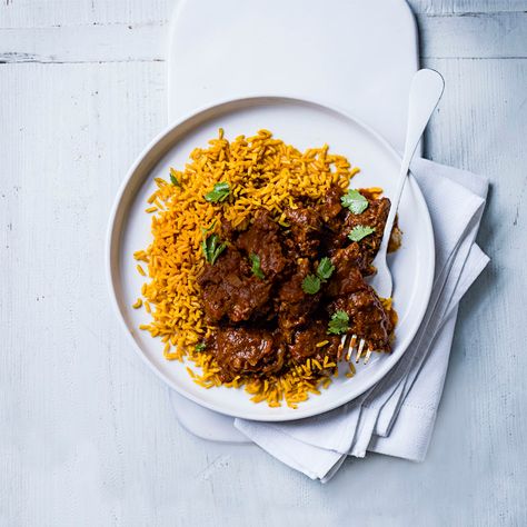 Enjoy a tasty and delicious meal in 75. Learn how to make Beef masala with turmeric rice and get the Smartpoints of the recipes. Tumeric Rice, Beef Masala, Curry Beef, Turmeric Rice, Rice Healthy, Food Fusion, Uk Recipes, Beef Curry, Masala Recipe