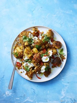 A Bombay potato recipe that's more than just a curry potato. With cherry tomatoes and garlic, this fragrant Indian-spiced potato dish is a crowd-pleaser. Bombay Potato Recipe, Retreat Food, Bombay Potatoes, Cooking Potatoes, Fakeaway Recipes, Curry Night, Veggie Ideas, Food Savoury, Jamie Oliver Recipes