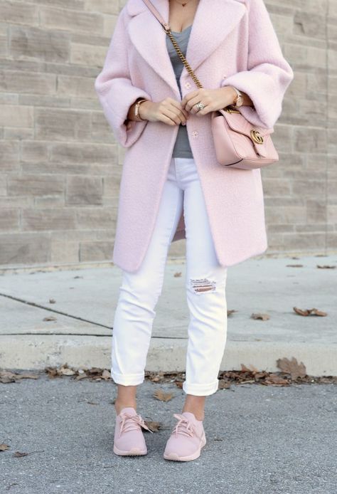 Outfit With Skechers, Styling Pink Sneakers, How To Style Pink Shoes, Pink Shoes Outfit Sneakers, Pink Sneaker Outfits Women, Pink Trainers Outfit, Pink Sneakers Outfit, Adidas Sneakers Outfit, Outfit Tenis