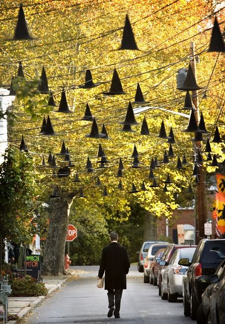 Hanging their hats for Halloween, local residents of Bordentown City, NJ go all out decorating for Halloween | NJ.com Casa Halloween, Samhain Halloween, Halloween Memes, Halloween Tattoo, Halloween Tags, Halloween Monster, Theme Halloween, Halloween Inspiration, Fete Halloween