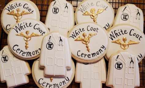 White Coat Ceremony Cookies, White Coat Cookies, White Coat Ceremony Cake, White Coat Ceremony Party Ideas, Chiropractor Cookies, White Coat Ceremony Party, Dnp Graduation, Grad Party Favors, Doctor Coat