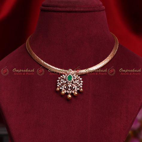 Exclusive Diamond Pendant with a Fancy Gold Chain: This exquisite piece features a dazzling diamond pendant that sparkles with every movement, set against a finely crafted gold chain with intricate designs.  #diamond #pendant #chain #emerald #necklace #fancychain #diamondjewellery #gemstones #ethnicjewellery #heritagejewellery #916kdmjewellery #bridesofinstagram #bridesofhyderabad #bridesofindia #bridesoftelugu #kundannecklace #bridaljewellery #southbrides Temple Design Pendant Gold, Gold Locket Necklace Indian, Close Setting Diamond Necklace, Lockets Gold Indian, Temple Jewellery Earrings, Diamond Locket, Antique Necklaces Design, Diamond Pendent, Diamond Pendants Designs