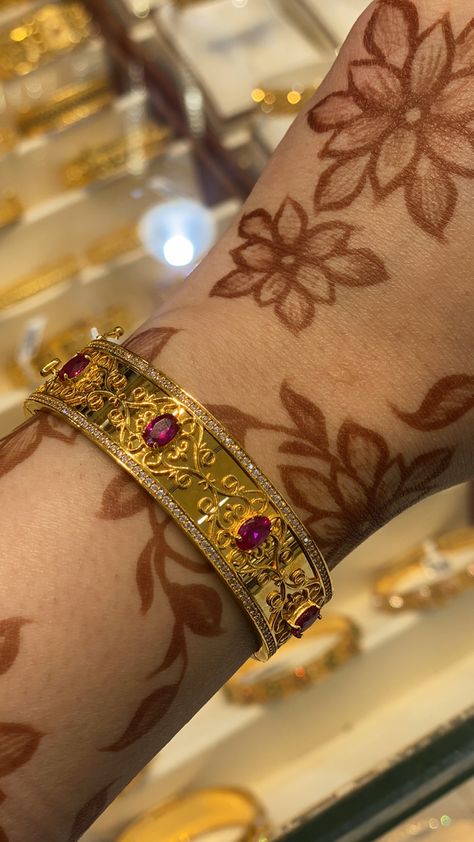 Arabic Gold Bangles Design, Gold Jewelry Arabic Jewellery, Arabic Gold Jewelry Dubai, Middle Eastern Jewelry Aesthetic, Arab Gold Earrings, Middle Eastern Gold Jewelry, Arab Jewelry Aesthetic, Gold Arabic Jewelry, Arabic Gold Bracelet