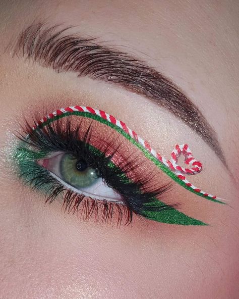 Christmas Eye Makeup Ideas, Christmas Makeup Looks Simple, Simple Christmas Makeup, Makeup Looks Simple, Grinch Makeup, Reindeer Makeup, Makeup Looks Winter, Holiday Eye Makeup, Christmas Makeup Looks