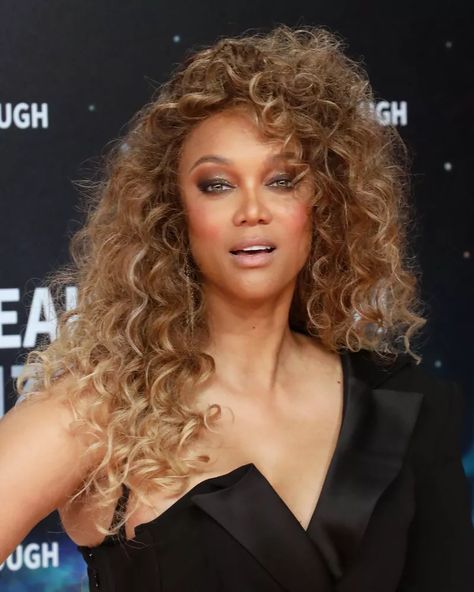 tyra banks hairstyle Honey Brown Curly Hair, Honey Blonde Hairstyles, Shade Of Blonde, Natural Dark Blonde, Blonde Hair Colors, Honey Blonde Hair Color, Low Chignon, Brown Curly Hair, Blonde Roots