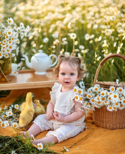 9 Months Baby Photoshoot, Easter Shoot, Easter Minis, 6 Month Baby Picture Ideas, Cute Family Photos, Sitter Sessions, Milestone Photos, Virtual Background, Spring 2025