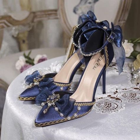 Kasut Pengantin, Bow With Pearls, Fairy Shoes, Pretty Heels, Dr Shoes, Classic Lolita, Kawaii Shoes, Princess Shoes, Coron