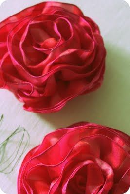 happenstance home: Pulled-Wire Ribbon Rose Tutorial Ribbon Roses Diy, Ribbon Embroidery Kit, Embroidery Ribbon, Rose Tutorial, Ribbon Rose, Cloth Flowers, Ribbon Art, Fabric Flowers Diy, Ribbon Roses