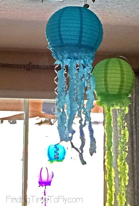 Make Jellyfish, Under The Sea Classroom, Jellyfish Lantern, Ocean Classroom, Under The Sea Decorations, Ocean Theme Classroom, Ocean Birthday Party, Spongebob Birthday Party, Ocean Theme Party