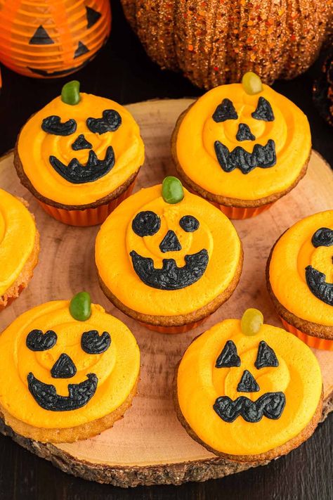 Pumpkin Cupcakes Birthday, Jack O Lantern Birthday Party, Jack O Lantern Cupcakes, Halloween Pumpkin Cupcakes, Pumpkin Themed Cupcakes, Pumpkin Theme Cupcakes, Halloween Cupcakes Orange, Scarecrow Cupcake, Halloween Muffin