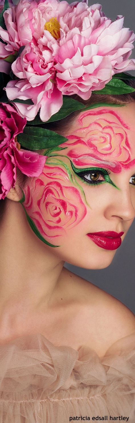 Rose flower costume with makeup and some silk flowers. Gorgeous! Costume Fleur, Carnaval Make-up, Fantasy Make-up, Woman With Flowers, Flower Costume, Flower Makeup, Look Rose, Fairy Makeup, Trendy Flowers