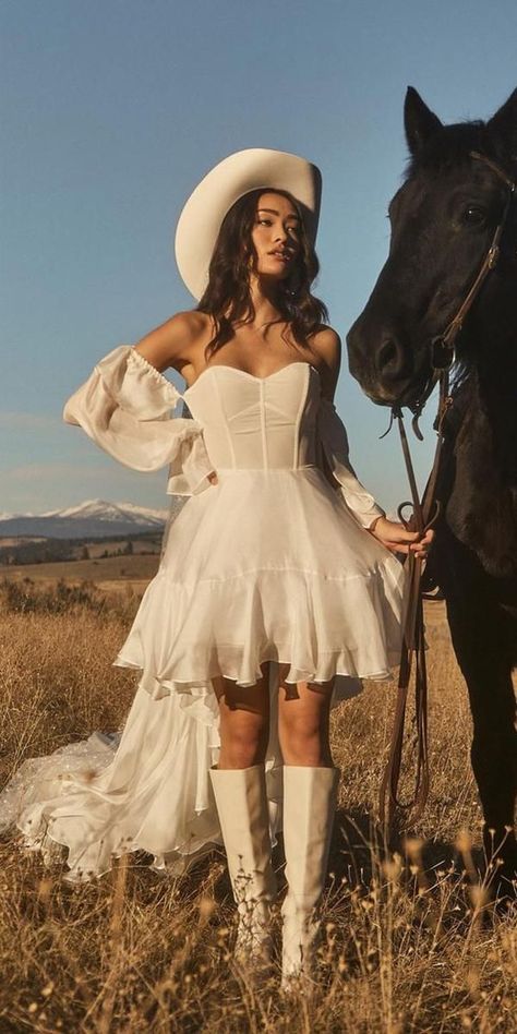 Trend Of The Year: 15 High Low Wedding Dresses ❤ high low wedding dresses simple sweetheart neckline tara_lauren ❤ #weddingdresses #weddingoutfit #bridaloutfit #weddinggown Cowboy Wedding Dress, Horse Pfp, Horse Wedding Photos, High Low Wedding Dresses, Vestidos Country, Horse Photoshoot Ideas, Western Photo Shoots, Horse Photoshoot, Cowgirl Photoshoot