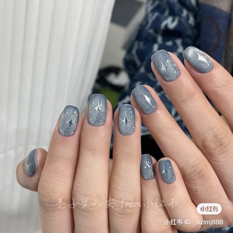 Winter Cateye Nails, Sparkly Nails Short, Silver Blue Nails, Blue And Silver Nail Designs, Sparkly Blue Nails, Blue Silver Nails, Halo Nails, Cat Nail Designs, Short Nail Design