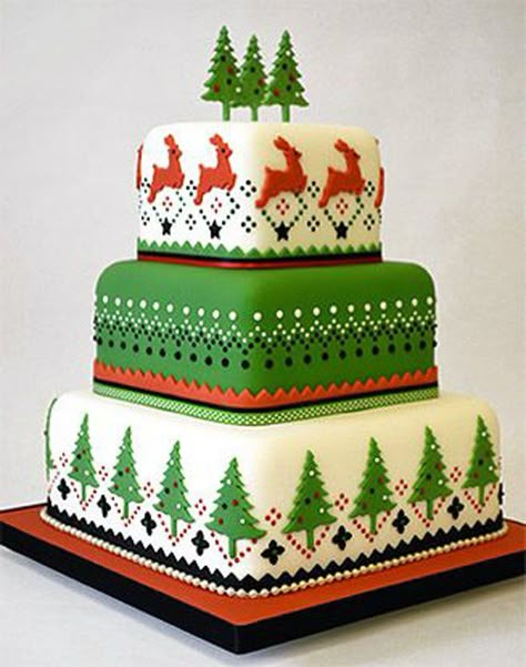 Three layered Christmas cake inspired by Christmas trees. The cake has a white and green color theme that makes it look cool to the eyes and pleasant to eat. Winter Torte, Cakes Decorated, Christmas Themed Cake, Christmas Cake Designs, Christmas Cake Decorations, Xmas Cake, Winter Cake, Tiered Cake, Christmas Sweater Party