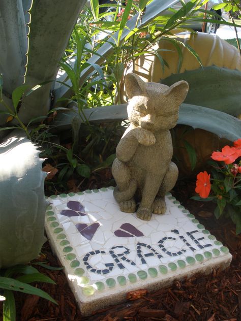 Grave marker for my Garden Cat Gracie. She wore a collar with a purple heart that had her name on it. These broken purple hearts are appropriate, because mine was broken too. She is under the century plant where she liked to sleep. Pet Grave Marker Diy, Pet Memorial Ideas Dogs, Pet Cemetary, Cat Grave Marker, Pet Memorial Garden, Spoiled Cats, Diy Marker, Pet Cemetery, Pet Grave Markers