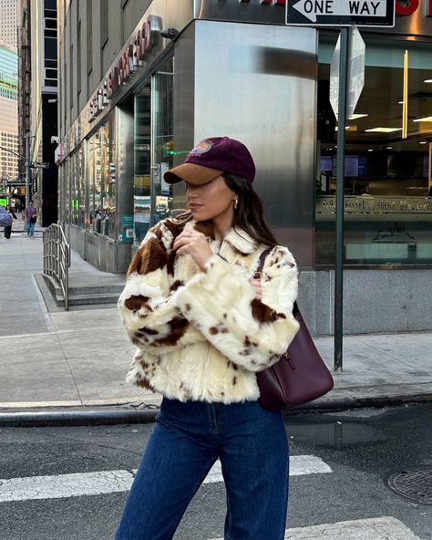 Fur Jacket Street Style, Pose Inspo Instagram, Nyc Fall Outfits, Fur Jacket Outfit, Suede Jacket Outfit, Winter Jacket Outfits, Ny Outfits, Nyc Fall, Daily Fashion Inspiration