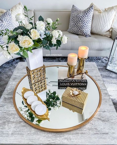 Iris Decor, Gold Tray Decor, Round Dining Table Decor, Table Trays, Center Table Decor, Girl Apartment Decor, Modern Apartment Living Room, Living Room Decor On A Budget, Beautiful Bedroom Decor