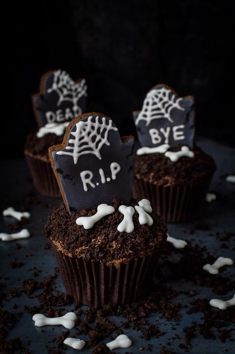 Tombstone cupcakes for Halloween - these impressive chocolate graveyard cupcakes with gingerbread tombstones, cookie dirt and royal icing bones are seriously spooky, utterly delicious and totally vegan! Step by step photos included. #vegan #Halloween #cupcakes #chocolate Vegan Halloween Desserts, Vegan Halloween Treat, Halloween Candy Recipes, Vegan Royal Icing, Cupcakes For Halloween, Vegan Halloween Food, Spooky Halloween Desserts, Pasteles Halloween, Halloween Finger Foods