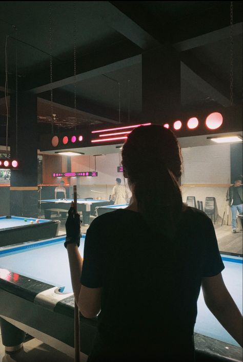 Playing Billiards Aesthetic, Billiard Pose, Pap Billiard, Billiards Aesthetic, Bff Photography, Hospital Admit Hand Pics, Leonardo Dicaprio 90s, Mirror Selfie Poses, Story Ideas Pictures