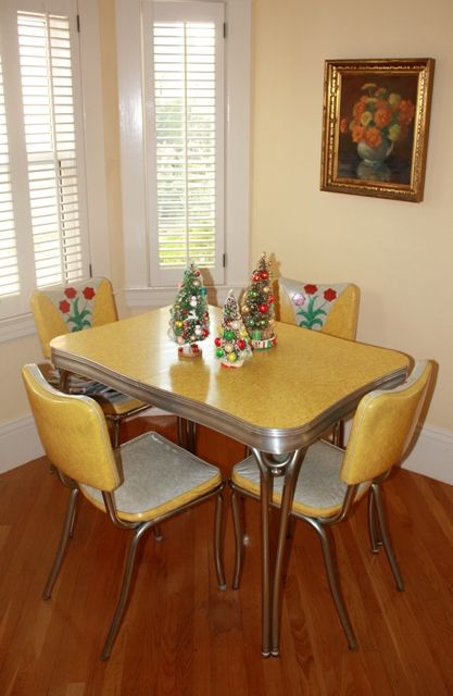 Great site with retro Christmas decorations in their decked out settings. Love this yellow and white 1950's dinette set with metal legs. Retro Table And Chairs, Retro Kitchen Tables, Retro Christmas Decorations, Retro Renovation, Retro Table, Dinette Sets, Casa Vintage, Ideas Craft, Farm Kitchen