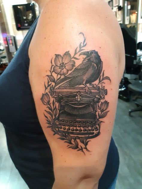 Raven Typewriter tattoo by Dan Kytola @ Uptown Tattoo. Raven And Books Tattoo, Type Writer Tattoos, Typewriter Tattoo, Reader Tattoo, Writer Tattoo, Rib Tattoos For Women, Botanical Book, Art Flash, Literary Tattoos